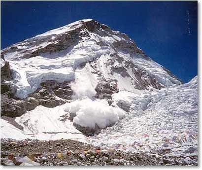 Everest’te ana kamp yakınlarına ulaşan bir çığ.